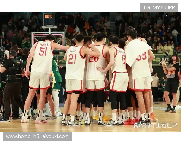 华大男篮迎战澳门黑熊：吉祥物“龙仔”完美诠释“永不言弃”